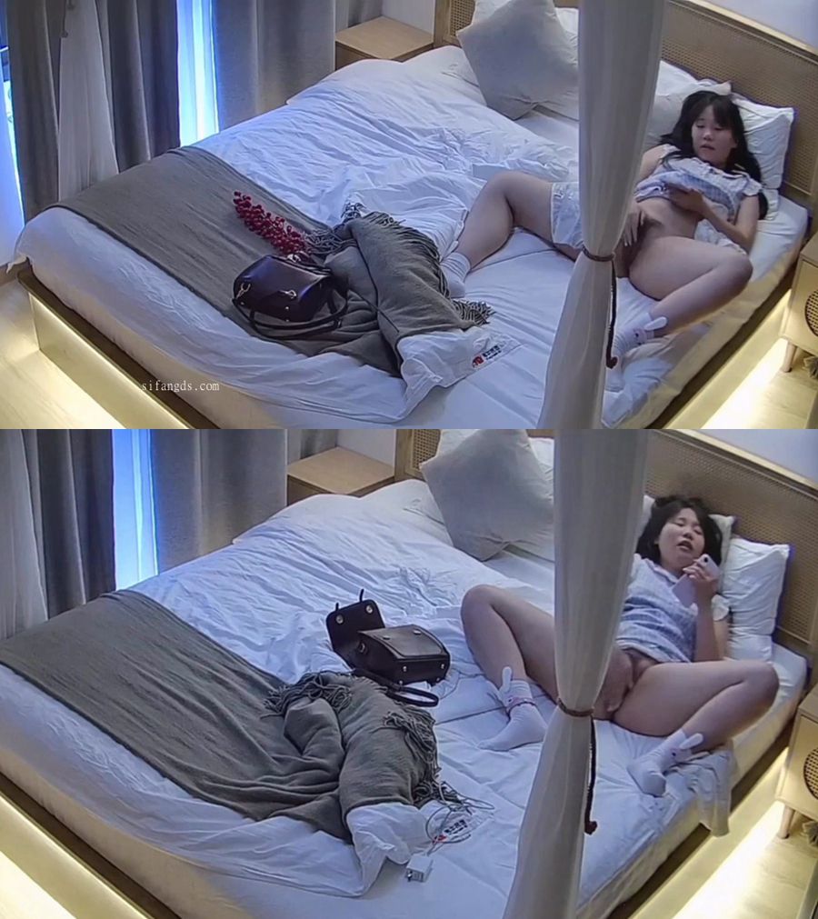학교 끝나고 침대에서 자위행위